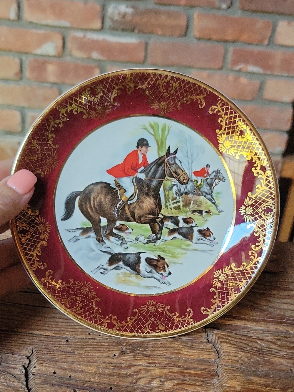 Weatherby Royal Falcon Fox Hunting Scene Plate in Burgundy and Gold